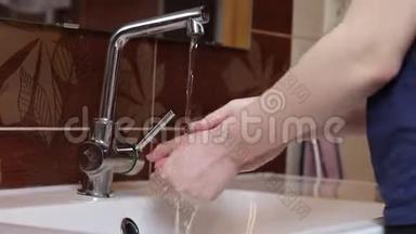女人教<strong>我们</strong>如何<strong>正</strong>确洗手。 特殊的卫生学家代表了对细菌和污垢的适当洗手。 达达